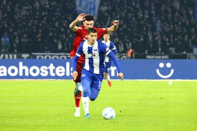DEU, DFL, 2 FBL, Hertha BSC vs Kaiserslautern, 08 02 2025, Berliner Olympiastadion, Berlin, DEU, DFL, 2 FBL, Hertha BSC vs Kaiserslautern, im Bild Ibrahim Maza Hertha BSC Berlin 10 , Maximilian Bauer 1 FC Kaiserslautern 5 DFL regulations prohibit any use of Photographs as image sequences and or quasi video Foto Juergen Engler nordphoto GmbH nordphotoxGmbHx xEngler nph00076
