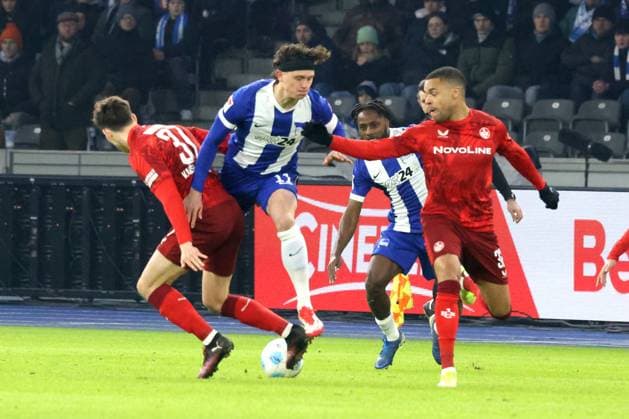 DEU, DFL, 2 FBL, Hertha BSC vs Kaiserslautern, 08 02 2025, Berliner Olympiastadion, Berlin, DEU, DFL, 2 FBL, Hertha BSC vs Kaiserslautern, pictured Fabian Reese Hertha BSC Berlin 11 , Deyovaisio Zeefuik Hertha BSC Berlin 42 , Luca Sirch 1 FC Kaiserslautern 31 , Aaron Basenach 1 FC Kaiserslautern 39 DFL regulations prohibit any use of Photographs as image sequences and or quasi video Foto Juergen Engler nordphoto GmbH nordphotoxGmbHx xEngler nph00076