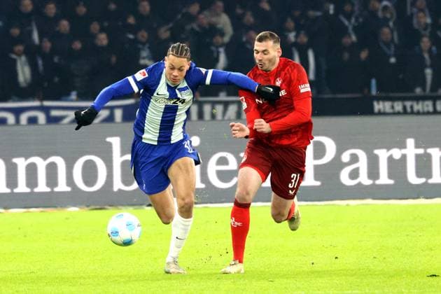 DEU, DFL, 2 FBL, Hertha BSC vs Kaiserslautern, 08 02 2025, Berliner Olympiastadion, Berlin, DEU, DFL, 2 FBL, Hertha BSC vs Kaiserslautern, im Bild Derry Scherhant Hertha BSC Berlin 39 , Luca Sirch 1 FC Kaiserslautern 31 DFL regulations prohibit any use of Photographs as image sequences and or quasi video Foto Juergen Engler nordphoto GmbH nordphotoxGmbHx xEngler nph00076
