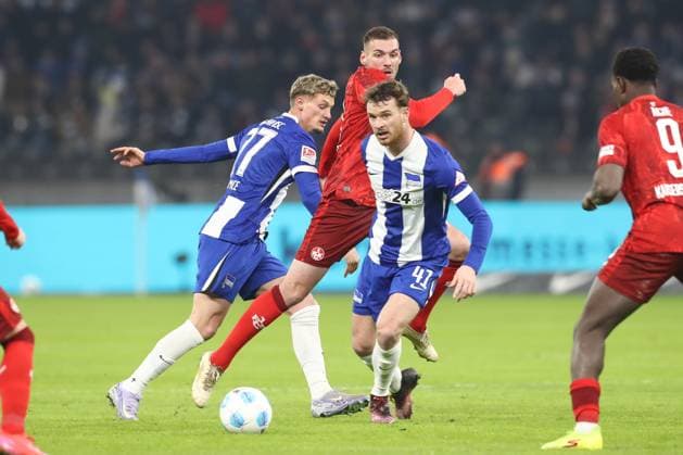 08 02 2025, xtgx, Soccer 2 Bundesliga, Hertha BSC Berlin 1 FC Kaiserslautern emspor, v l Michael Cuisance Hertha, 27 , Luca Sirch Kaiserslautern, 31 , Pascal Klemens Hertha, 41 duel, fight, tackle DFL DFB REGULATIONS PROHIBIT ANY USE OF PHOTOGRAPHS as IMAGE SEQUENCES and or QUASI VIDEO Berlin