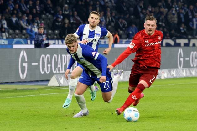 DEU, DFL, 2 FBL, Hertha BSC vs Kaiserslautern, 08 02 2025, Berliner Olympiastadion, Berlin, DEU, DFL, 2 FBL, Hertha BSC vs Kaiserslautern, im Bild Michael Cuisance Hertha BSC Berlin 27 , Jonjoe Kenny Hertha BSC Berlin 16 , Marlon Ritter 1 FC Kaiserslautern 7 DFL regulations prohibit any use of Photographs as image sequences and or quasi video Foto Juergen Engler nordphoto GmbH nordphotoxGmbHx xEngler nph00076