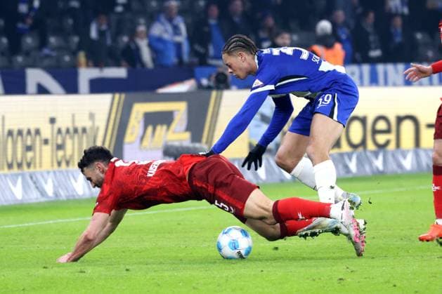 DEU, DFL, 2 FBL, Hertha BSC vs Kaiserslautern, 08 02 2025, Berliner Olympiastadion, Berlin, DEU, DFL, 2 FBL, Hertha BSC vs Kaiserslautern, im Bild Derry Scherhant Hertha BSC Berlin 39 , Maximilian Bauer 1 FC Kaiserslautern 5 DFL regulations prohibit any use of Photographs as image sequences and or quasi video Foto Juergen Engler nordphoto GmbH nordphotoxGmbHx xEngler nph00076
