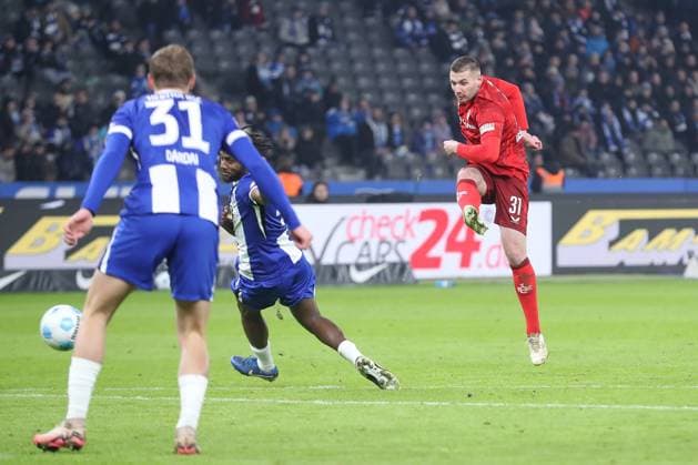 08 02 2025, xtgx, Fußball 2 Bundesliga, Hertha BSC Berlin 1 FC Kaiserslautern emspor, v l Luca Sirch Kaiserslautern, 31 schiesst Tor, schießt, Torschuetze, erzielt Tor, Treffer, scores the goal 0 1 DFL DFB REGULATIONS PROHIBIT ANY USE OF PHOTOGRAPHS as IMAGE SEQUENCES and or QUASI VIDEO Berlin