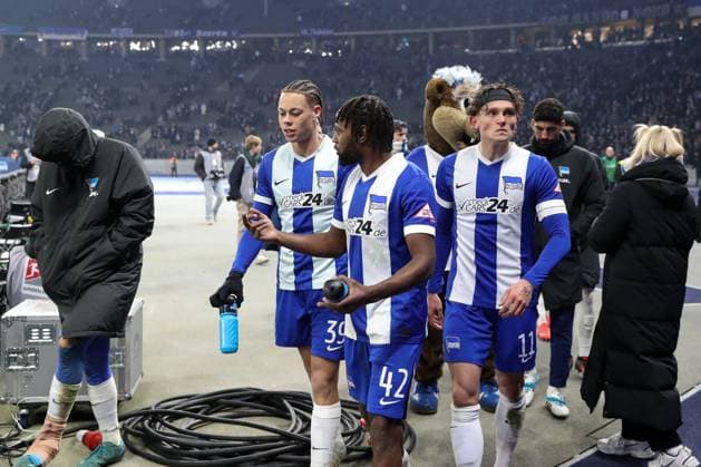 08 02 2025, xtgx, Football 2 Bundesliga, Hertha BSC Berlin 1 FC Kaiserslautern emspor, v l Derry Scherhant Hertha, 39 , Deyovaisio Zeefuik Hertha, 42 , Fabian Reese Hertha, 11 disappointed, disappointed, looks disappointed, disappointed DFL DFB REGULATIONS PROHIBIT ANY USE OF PHOTOGRAPHS as IMAGE SEQUENCES and or QUASI VIDEO Berlin