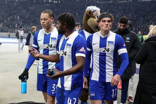 08 02 2025, xtgx, Football 2 Bundesliga, Hertha BSC Berlin 1 FC Kaiserslautern emspor, v l Derry Scherhant Hertha, 39 , Deyovaisio Zeefuik Hertha, 42 , Fabian Reese Hertha, 11 disappointed, disappointed, looks disappointed, disappointed DFL DFB REGULATIONS PROHIBIT ANY USE OF PHOTOGRAPHS as IMAGE SEQUENCES and or QUASI VIDEO Berlin