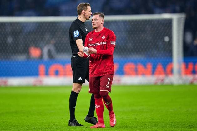 Marlon Ritter 1 FC Kaiserslautern, 07 , ueberbergibt Binde , GER, Hertha BSC vs 1 FC Kaiserslautern, Soccer Men, 2 Bundesliga, Season 2024 2025, 21 Matchday, 08 02 2025 DFL REGULATIONS PROHIBIT ANY USE OF PHOTOGRAPHS AS IMAGE SEQUENCES AND OR QUASI VIDEO GER, Hertha BSC vs 1 FC Kaiserslautern, Soccer Men, 2 Bundesliga, Season 2024 2025, 21 Matchday, 08 02 2025 Berlin Copyright: xClaudiusxRauch,xEibner-Pressefotox xClaudiusxRauchx EP_CRH
