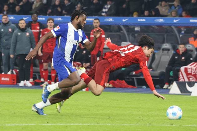 DEU, DFL, 2 FBL, Hertha BSC vs Kaiserslautern, 08 02 2025, Berliner Olympiastadion, Berlin, DEU, DFL, 2 FBL, Hertha BSC vs Kaiserslautern, im Bild Deyovaisio Zeefuik Hertha BSC Berlin 42 , Daisuke Yokota 1 FC Kaiserslautern 41 DFL regulations prohibit any use of Photographs as image sequences and or quasi video Foto Juergen Engler nordphoto GmbH nordphotoxGmbHx xEngler nph00076