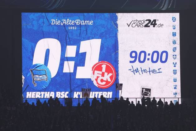 DEU, DFL, 2 FBL, Hertha BSC vs Kaiserslautern, 08 02 2025, Berliner Olympiastadion, Berlin, DEU, DFL, 2 FBL, Hertha BSC vs Kaiserslautern, in the picture scoreboard with the final result, 0 1 DFL regulations prohibit any use of Photographs as image sequences and or quasi video Foto Juergen Engler nordphoto GmbH nordphotoxGmbHx xEngler nph00076