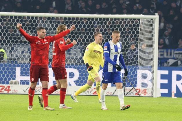 DEU, DFL, 2 FBL, Hertha BSC vs Kaiserslautern, 08 02 2025, Berliner Olympiastadion, Berlin, DEU, DFL, 2 FBL, Hertha BSC vs Kaiserslautern, im Bild Julian Krahl 1 FC Kaiserslautern 1 , Kaiserslautern Spielerkreis, Palko Dardai Hertha BSC Berlin 20 DFL regulations prohibit any use of Photographs as image sequences and or quasi video Foto Juergen Engler nordphoto GmbH nordphotoxGmbHx xEngler nph00076
