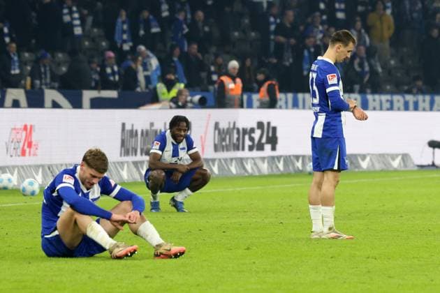 DEU, DFL, 2 FBL, Hertha BSC vs Kaiserslautern, 08 02 2025, Berliner Olympiastadion, Berlin, DEU, DFL, 2 FBL, Hertha BSC vs Kaiserslautern, in the picture Marton Dardai Hertha BSC Berlin 31 , Deyovaisio Zeefuik Hertha BSC Berlin 42 , Michal Karbownik Hertha BSC Berlin 33 DFL regulations prohibit any use of Photographs as image sequences and or quasi video Foto Juergen Engler nordphoto GmbH nordphotoxGmbHx xEngler nph00076