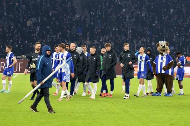 DEU, DFL, 2 FBL, Hertha BSC vs Kaiserslautern, 08 02 2025, Berliner Olympiastadion, Berlin, DEU, DFL, 2 FBL, Hertha BSC vs Kaiserslautern, im Bild Hertha Spielerkreis DFL regulations prohibit any use of Photographs as image sequences and or quasi video Foto Juergen Engler nordphoto GmbH nordphotoxGmbHx xEngler nph00076