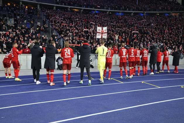 DEU, DFL, 2 FBL, Hertha BSC vs Kaiserslautern, 08 02 2025, Berliner Olympiastadion, Berlin, DEU, DFL, 2 FBL, Hertha BSC vs Kaiserslautern, im Bild Kaiserslautern Spielerkreis DFL regulations prohibit any use of Photographs as image sequences and or quasi video Foto Juergen Engler nordphoto GmbH nordphotoxGmbHx xEngler nph00076
