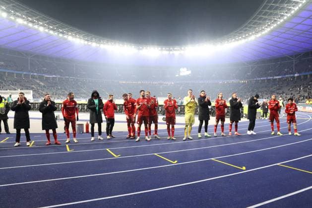DEU, DFL, 2 FBL, Hertha BSC vs Kaiserslautern, 08 02 2025, Berliner Olympiastadion, Berlin, DEU, DFL, 2 FBL, Hertha BSC vs Kaiserslautern, im Bild Kaiserslautern Spielerkreis DFL regulations prohibit any use of Photographs as image sequences and or quasi video Foto Juergen Engler nordphoto GmbH nordphotoxGmbHx xEngler nph00076