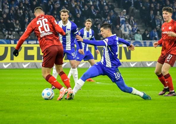 Fussball 2.Bundesliga, Hertha BSC Berlin - 1.FC Kaiserslautern 08.02.2025, xdanx, Fussball 2.Bundesliga, Hertha BSC Berlin - 1.FC Kaiserslautern emspor, v.l. Filip Kaloc (1.FC Kaiserslautern 26)Pascal Klemens (Hertha BSC 41),Ibrahim Maza (Hertha BSC 10),Zweikampf, Duell, Kampf, tackle (DFL DFB REGULATIONS PROHIBIT ANY USE OF PHOTOGRAPHS as IMAGE SEQUENCES and or QUASI-VIDEO) Daniel Lakomski Mix1 Berlin Olympiastadion Berlin Deutschland (DEU) Copyright: xDanielxLakomskix