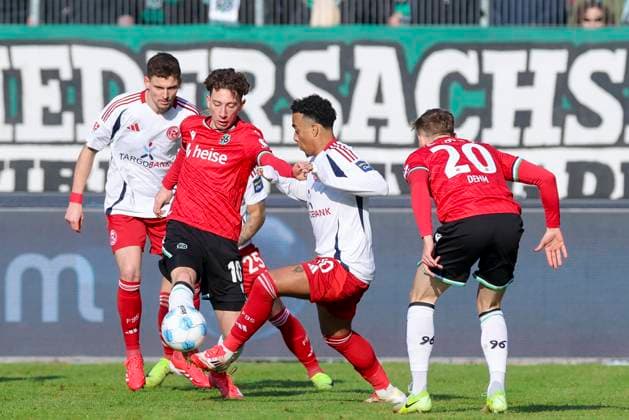 Jannik Rochelt Hannover 96 , Myron van Brederode Fortuna Duesseldorf and Jannik Dehm Hannover 96 battle for the ball, 2 Bundesliga, Hannover 96 vs Fortuna Düsseldorf, Heinz von Heiden Arena, February 09, 2025 in Hanover, Germany Photo by Marco Steinbrenner DeFodi Images Jannik Rochelt Hannover 96 , Myron van Brederode Fortuna Duesseldorf and Jannik Dehm Hannover 96 battle for the ball, 2 Bundesliga, Hannover 96 vs Fortuna Düsseldorf, Heinz von Heiden Arena, February 9, 2025 in Hanover, Germany Photo by Marco Steinbrenner DeFodi Images DFB DFL REGULATIONS PROHIBIT ANY USE OF PHOTOGRAPHS AS IMAGE SEQUENCES AND OR QUASI VIDEO Defodi 700 hann dus 20250209 001 Defodi-700 DFB DFL REGULATIONS PROHIBIT ANY USE OF PHOTOGRAPHS AS IMAGE SEQUENCES AND OR QUASI-VIDEO.