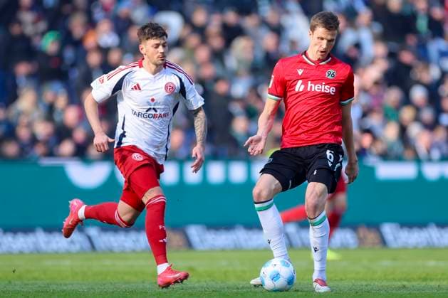Dawid Kownacki Fortuna Duesseldorf and Fabian Kunze Hannover 96 battle for the ball, 2 Bundesliga, Hannover 96 vs Fortuna Düsseldorf, Heinz von Heiden Arena, February 09, 2025 in Hanover, Germany Photo by Marco Steinbrenner DeFodi Images Dawid Kownacki Fortuna Duesseldorf and Fabian Kunze Hannover 96 battle for the ball, 2 Bundesliga, Hannover 96 vs Fortuna Düsseldorf, Heinz von Heiden Arena, February 9, 2025 in Hanover, Germany Photo by Marco Steinbrenner DeFodi Images DFB DFL REGULATIONS PROHIBIT ANY USE OF PHOTOGRAPHS AS IMAGE SEQUENCES AND OR QUASI VIDEO Defodi 700 hann dus 20250209 009 Defodi-700 DFB DFL REGULATIONS PROHIBIT ANY USE OF PHOTOGRAPHS AS IMAGE SEQUENCES AND OR QUASI-VIDEO.