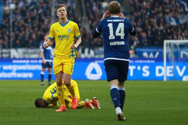 09 02 2025, xrekx, Fußball 2 Bundesliga, Karlsruher SC Eintracht Braunschweig v l Robert Ivanov Eintracht Braunschweig Mohamed Dräger Draeger Eintracht Braunschweig verletzt, Verletzung, Schmerz, Schmerzen, injured, injury, pain, pains DFL DFB REGULATIONS PROHIBIT ANY USE OF PHOTOGRAPHS as IMAGE SEQUENCES and or QUASI VIDEO Karlsruhe