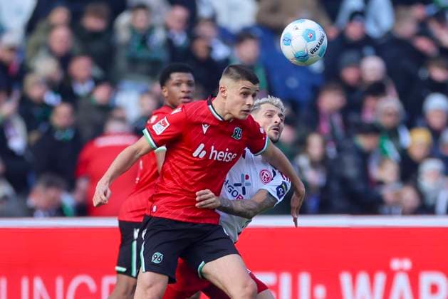 Nicolo Tresoldi Hannover 96 and Matthias Zimmermann Fortuna Duesseldorf battle for the ball, 2 Bundesliga, Hannover 96 vs Fortuna Duesseldorf, Heinz von Heiden Arena, February 09, 2025 in Hanover, Germany Photo by Marco Steinbrenner DeFodi Images Nicolo Tresoldi Hannover 96 and Matthias Zimmermann Fortuna Duesseldorf battle for the ball, 2 Bundesliga, Hannover 96 vs Fortuna Düsseldorf, Heinz von Heiden Arena, February 9, 2025 in Hanover, Germany Photo by Marco Steinbrenner DeFodi Images DFB DFL REGULATIONS PROHIBIT ANY USE OF PHOTOGRAPHS AS IMAGE SEQUENCES AND OR QUASI VIDEO Defodi 700 hann dus 20250209 020 Defodi-700 DFB DFL REGULATIONS PROHIBIT ANY USE OF PHOTOGRAPHS AS IMAGE SEQUENCES AND OR QUASI-VIDEO.