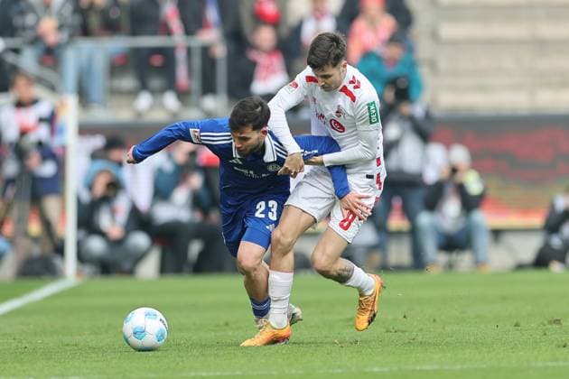 GER, 2 FBL, 1 FC Koeln vs FC Schalke 04 09 02 2025, Rheinenergie Stadion, Koeln, GER, 2 FBL, 1 FC Koeln vs FC Schalke 04, in the picture Denis Huseinbasic FC Koeln 8 , in a duel against Amin Younes Schalke 8 , nordphotoxGmbHx xMeuter nph00351