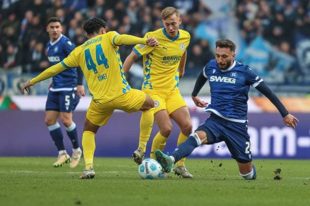Duel between Johan Gomez Eintracht Braunschweig, 44 and Fabian Schleusener Karlsruher SC, 24 , Karlsruher SC vs Eintracht Braunschweig Football, 2 Bundesliga, Matchday 21, 2024 2025, 09 02 2025, DFL REGULATES PROHIBIT ANY USE OF PHOTOGRAPHS AS IMAGE SEQUENCES AND OR QUASI VIDEO, Karlsruher SC vs Eintracht Braunschweig Football, 2 Bundesliga, 21 Matchday, 2024 2025, 09 02 2025 Karlsruhe Copyright: xEibner-Pressefoto JanxPrihodax EP_JPA