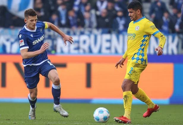 Mohamed Draeger Eintracht Braunschweig, 02 vs Marvin Wanitzek Karlsruher SC, 10 , Karlsruher SC vs Eintracht Braunschweig Football, 2 Bundesliga, 21 Matchday, 2024 2025, 09 02 2025, DFL REGULATES PROHIBIT ANY USE OF PHOTOGRAPHS AS IMAGE SEQUENCES AND OR QUASI VIDEO, Karlsruher SC vs Eintracht Braunschweig Football, 2 Bundesliga, 21 Matchday, 2024 2025, 09 02 2025 Karlsruhe Copyright: xEibner-Pressefoto JanxPrihodax EP_JPA