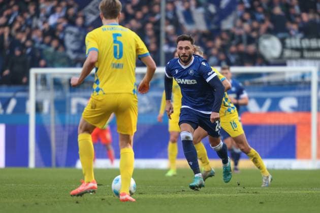 Fabian Schleusener Karlsruher SC, 24 focuses the ball from Robert Ivanov Eintracht Braunschweig, 05 , Karlsruher SC vs Eintracht Braunschweig Football, 2 Bundesliga, 21 Matchday, 2024 2025, 09 02 2025, DFL REGULATIONS PROHIBIT ANY USE OF PHOTOGRAPHS AS IMAGE SEQUENCES AND OR QUASI VIDEO, Karlsruher SC vs Eintracht Braunschweig Football, 2 Bundesliga, 21 Matchday, 2024 2025, 09 02 2025 Karlsruhe Copyright: xEibner-Pressefoto JanxPrihodax EP_JPA
