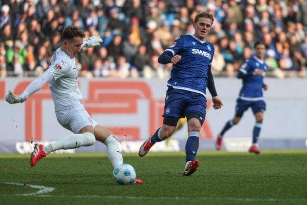Mikkel Kaufmann Karlsruher SC, 14 presses Ron Thorben Hoffmann Eintracht Braunschweig, Goalkeeper 01 , Karlsruher SC vs Eintracht Braunschweig Football, 2 Bundesliga, 21 Matchday, 2024 2025, 09 02 2025, DFL REGULATIONS PROHIBIT ANY USE OF PHOTOGRAPHS AS IMAGE SEQUENCES AND OR QUASI VIDEO, Karlsruher SC vs Eintracht Braunschweig Football, 2 Bundesliga, 21 Matchday, 2024 2025, 09 02 2025 Karlsruhe Copyright: xEibner-Pressefoto JanxPrihodax EP_JPA