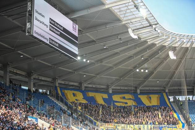 VAR decision on the new scoreboard, penalty kick for Braunschweig, Karlsruher SC vs Eintracht Braunschweig Football, 2 Bundesliga, Matchday 21, 2024 2025, 09 02 2025, DFL REGULATES PROHIBIT ANY USE OF PHOTOGRAPHS AS IMAGE SEQUENCES AND OR QUASI VIDEO, Karlsruher SC vs Eintracht Braunschweig Football, 2 Bundesliga, Matchday 21, 2024 2025, 09 02 2025 Karlsruhe Copyright: xEibner-Pressefoto JanxPrihodax EP_JPA