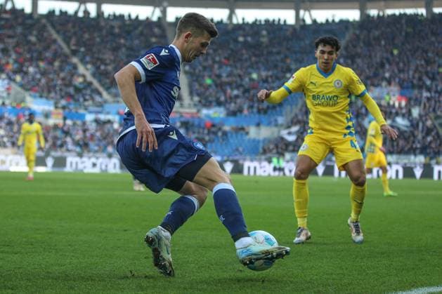 Marvin Wanitzek Karlsruher SC, 10 in duel with Johan Gomez Eintracht Braunschweig, 44 , Karlsruher SC vs Eintracht Braunschweig Soccer, 2 Bundesliga, Matchday 21, 2024 2025, 09 02 2025, DFL REGULATES PROHIBIT ANY USE OF PHOTOGRAPHS AS IMAGE SEQUENCES AND OR QUASI VIDEO, Karlsruher SC vs Eintracht Braunschweig Football, 2 Bundesliga, 21 Matchday, 2024 2025, 09 02 2025 Karlsruhe Copyright: xEibner-Pressefoto JanxPrihodax EP_JPA