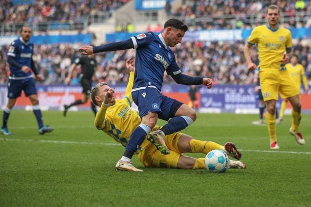 Tackle by Lino Tempelmann Eintracht Braunschweig, 20 on Marcel Beifus Karlsruher SC, 04 , Karlsruher SC vs Eintracht Braunschweig Football, 2 Bundesliga, Matchday 21, 2024 2025, 09 02 2025, DFL REGULATIONS PROHIBIT ANY USE OF PHOTOGRAPHS AS IMAGE SEQUENCES AND OR QUASI VIDEO, Karlsruher SC vs Eintracht Braunschweig Football, 2 Bundesliga, Matchday 21, 2024 2025, 09 02 2025 Karlsruhe Copyright: xEibner-Pressefoto JanxPrihodax EP_JPA