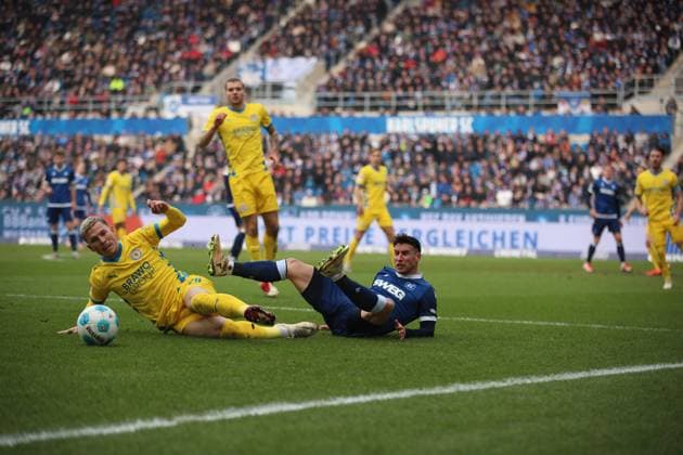 Tackle by Lino Tempelmann Eintracht Braunschweig, 20 on Marcel Beifus Karlsruher SC, 04 , Karlsruher SC vs Eintracht Braunschweig Football, 2 Bundesliga, Matchday 21, 2024 2025, 09 02 2025, DFL REGULATIONS PROHIBIT ANY USE OF PHOTOGRAPHS AS IMAGE SEQUENCES AND OR QUASI VIDEO, Karlsruher SC vs Eintracht Braunschweig Football, 2 Bundesliga, Matchday 21, 2024 2025, 09 02 2025 Karlsruhe Copyright: xEibner-Pressefoto JanxPrihodax EP_JPA