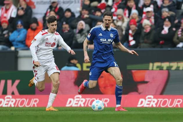 GER, 2 FBL, 1 FC Koeln vs FC Schalke 04 09 02 2025, Rheinenergie Stadion, Koeln, GER, 2 FBL, 1 FC Koeln vs FC Schalke 04, in the picture Denis Huseinbasic FC Koeln 8 , in a duel against Janik Bachmann Schalke 14 , nordphotoxGmbHx xMeuter nph00351