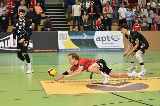 Dirk Mehlberg (TV Rottenburg, 01) am Ball hinten Yannick Menke (TV Rottenburg, 12), rechts David Dornauf (TV Rottenburg, 05) TV Rottenburg vs. Volley YoungStars Friedrichshafen, Volleyball, 2. Bundesliga Sued, 18. Spieltag, Saison 2024 2025, 09.02.2025, TV Rottenburg vs. Volley YoungStars Friedrichshafen, Volleyball, 2. Bundesliga Sued, 18. Spieltag, Saison 2024 2025, 09.02.2025 Rottenburg Copyright: xEibner-Pressefoto RalphxKunzex EP_RKE