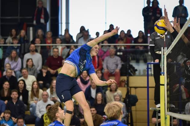 Felix Gudermuth Volley YoungStars Friedrichshafen, 05 hits into the Rottenburg block TV Rottenburg vs Volley YoungStars Friedrichshafen, Volleyball, 2 Bundesliga Sued, 18 Matchday, Season 2024 2025, 09 02 2025, TV Rottenburg vs Volley YoungStars Friedrichshafen, Volleyball, 2 Bundesliga Sued, 18 Matchday, Season 2024 2025, 09 02 2025 Rottenburg Copyright: xEibner-Pressefoto RalphxKunzex EP_RKE
