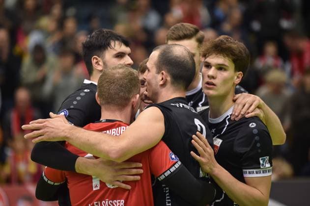 Motivation, hug, from left Yannick Menke TV Rottenburg, 12 , Johannes Elsaesser TV Rottenburg, 16 , Sam Elgert TV Rottenburg, 09 , Moritz Rauber TV Rottenburg, 02 , Niklas Lichtenauer TV Rottenburg, 08 , David Dornauf TV Rottenburg, 05 TV Rottenburg vs Volley YoungStars Friedrichshafen, Volleyball, 2 Bundesliga Sued, 18 Matchday, Season 2024 2025, 09 02 2025, TV Rottenburg vs Volley YoungStars Friedrichshafen, Volleyball, 2 Bundesliga Sued, 18 Matchday, Season 2024 2025, 09 02 2025 Rottenburg Copyright: xEibner-Pressefoto RalphxKunzex EP_RKE