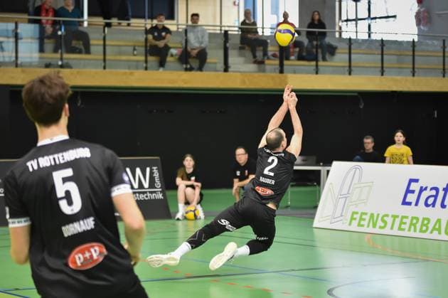 Moritz Rauber TV Rottenburg, 02 saves the ball behind the court TV Rottenburg vs Volley YoungStars Friedrichshafen, Volleyball, 2 Bundesliga Sued, 18 Matchday, Season 2024 2025, 09 02 2025, TV Rottenburg vs Volley YoungStars Friedrichshafen, Volleyball, 2 Bundesliga Sued, 18 Matchday, Season 2024 2025, 09 02 2025 Rottenburg Copyright: xEibner-Pressefoto RalphxKunzex EP_RKE