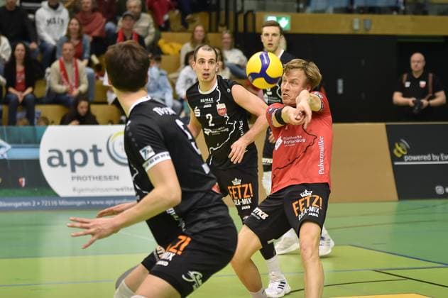 Dirk Mehlberg TV Rottenburg, 01 receiving, behind Moritz Rauber TV Rottenburg, 02 , in front David Dornauf TV Rottenburg, 05 TV Rottenburg vs Volley YoungStars Friedrichshafen, Volleyball, 2 Bundesliga Sued, Matchday 18, Season 2024 2025, 09 02 2025, TV Rottenburg vs Volley YoungStars Friedrichshafen, Volleyball, 2 Bundesliga Sued, Matchday 18, Season 2024 2025, 09 02 2025 Rottenburg Copyright: xEibner-Pressefoto RalphxKunzex EP_RKE