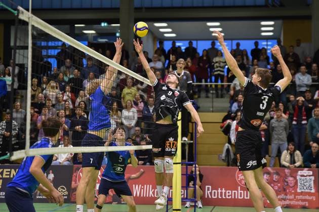Sam Elgert TV Rottenburg, 09 passes the ball to Jan Huber TV Rottenburg, 03 , behind the TV Rottenburg vs Volley YoungStars Friedrichshafen, Volleyball, 2 Bundesliga Sued, Matchday 18, Season 2024 2025, 09 02 2025, TV Rottenburg vs Volley YoungStars Friedrichshafen, Volleyball, 2 Bundesliga Sued, Matchday 18, Season 2024 2025, 09 02 2025 Rottenburg Copyright: xEibner-Pressefoto RalphxKunzex EP_RKE