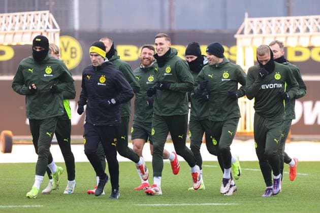 10 02 2025, Final training session for the UEFA Champions League match between Borussia Dortmund and Sporting Lisbon, from left Emre Can Borussia Dortmund , Athletic trainer Shad Forsythe Borussia Dortmund , Salih Özcan Borussia Dortmund , Nico Schlotterbeck Borussia Dortmund , Julian Brandt Borussia Dortmund , Pascal Groß Borussia Dortmund , Julian Ryerson Borussia Dortmund , Maximilian Beier Borussia Dortmund , Dortmund training ground Borussia Dortmund NRW Germany xRHR PHOTO DEx Copyright: DennisxEwert RHR-FOTOx RHR-FOTO DE