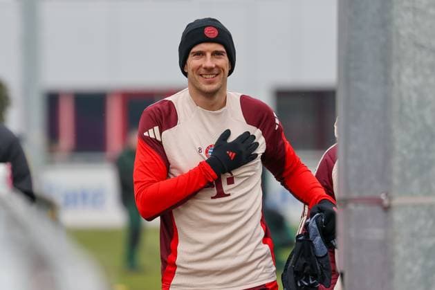 Leon Goretzka FC Bayern Muenchen, 08 laughing with his hand on his chest on the way to the training ground, GER, Final training, FC Bayern Muenchen, Football, UEFA Champions League, Play offs, 2024 2025 season, 11 02 2025, GER, Final training, FC Bayern Muenchen, Football, UEFA Champions League, Play offs, 2024 2025 season, 11 02 2025 Muenchen Copyright: xEibner-Pressefoto JennixMaulx EP_JML