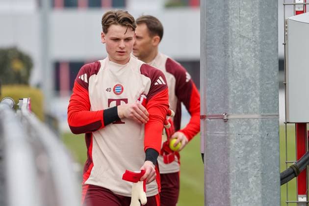 Jonas Urbig FC Bayern Muenchen, 40 on the way to the training pitch, GER, Final training, FC Bayern Muenchen, Football, UEFA Champions League, Play offs, 2024 2025 season, 11 02 2025, GER, Final training, FC Bayern Muenchen, Football, UEFA Champions League, Play offs, 2024 2025 season, 11 02 2025 Muenchen Copyright: xEibner-Pressefoto JennixMaulx EP_JML