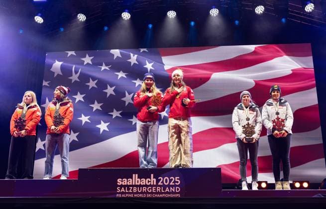 Sport Bilder des Tages ALPINE SKIING - FIS Ski WC Saalbach 2025 SAALBACH,AUSTRIA,11.FEB.25 - ALPINE SKIING - FIS Alpine World Ski Championships Saalbach 2025, team combined, ladies, medal plaza, award ceremony. Image shows Lara Gut-Behrami, Wendy Holdener (SUI), Mikaela Shiffrin, Breezy Johnson (USA), Katharina Truppe and Stephanie Venier (AUT). Keywords: medals and trophies. GEPAxpictures xHaraldxSteiner
