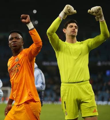 . - Manchester City v Real Madrid, UEFA Champions League, Knockout Play-off first leg, City Of Manchester Stadium, Manchester, UK - 11th February 2025. Daniel Weir Crystal Pix Thibaut Courtois of Real Madrid celebrates the 3-2 victory with Vinicius Junior of Real Madrid. - Manchester City v Real Madrid, UEFA Champions League, Knockout Play-off first leg, City Of Manchester Stadium, Manchester, UK - 11th February 2025. Daniel Weir Crystal Pix Manchester City Of Manchester Stadium UK Copyright: xDanielxWeirx CP_Manchester_City_Real_Madrid_056