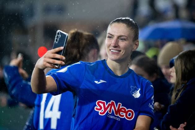 Melissa Koessler TSG Hoffenheim, 25 takes selfies with the fans, GER, TSG 1899 Hoffenheim vs VfL Wolfsburg, Football Womens DFB Cup, quarter-finals, 2024 2025 season, 12 02 2025 DFB regulations prohibit any use of photographs as image sequences and or quasi video GER, TSG 1899 Hoffenheim vs VfL Wolfsburg, Football Womens DFB Cup, quarter-finals, 2024 2025 season, 12 02 2025 Hoffenheim Copyright: xEibner-Pressefoto Memmlerx EP_MMR