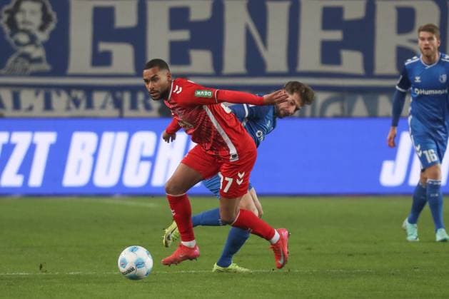 14 02 2025, xgox, Fußball 2 Bundesliga, 1 FC Magdeburg 1 FC Koeln emspor, v l Linton Maina Koeln, 37 , Alexander Nollenberger Magdeburg, 17 Zweikampf, Duell, Kampf, tackle DFL DFB REGULATIONS PROHIBIT ANY USE OF PHOTOGRAPHS as IMAGE SEQUENCES and or QUASI VIDEO Magdeburg