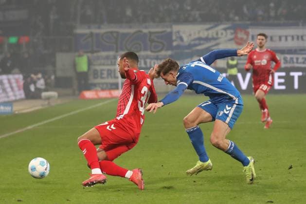 14 02 2025, xgox, Fußball 2 Bundesliga, 1 FC Magdeburg 1 FC Koeln emspor, v l Linton Maina Koeln, 37 , Alexander Nollenberger Magdeburg, 17 Zweikampf, Duell, Kampf, tackle DFL DFB REGULATIONS PROHIBIT ANY USE OF PHOTOGRAPHS as IMAGE SEQUENCES and or QUASI VIDEO Magdeburg
