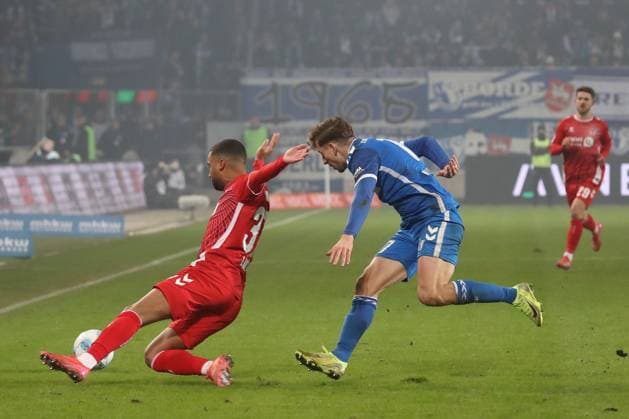 14 02 2025, xgox, Fußball 2 Bundesliga, 1 FC Magdeburg 1 FC Koeln emspor, v l Linton Maina Koeln, 37 , Alexander Nollenberger Magdeburg, 17 Zweikampf, Duell, Kampf, tackle DFL DFB REGULATIONS PROHIBIT ANY USE OF PHOTOGRAPHS as IMAGE SEQUENCES and or QUASI VIDEO Magdeburg