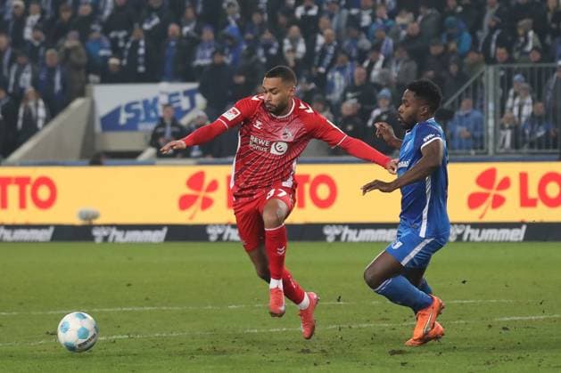 14 02 2025, xgox, Fußball 2 Bundesliga, 1 FC Magdeburg 1 FC Koeln emspor, v l Linton Maina Koeln, 37 , Daniel Heber Magdeburg, 15 Zweikampf, Duell, Kampf, tackle DFL DFB REGULATIONS PROHIBIT ANY USE OF PHOTOGRAPHS as IMAGE SEQUENCES and or QUASI VIDEO Magdeburg