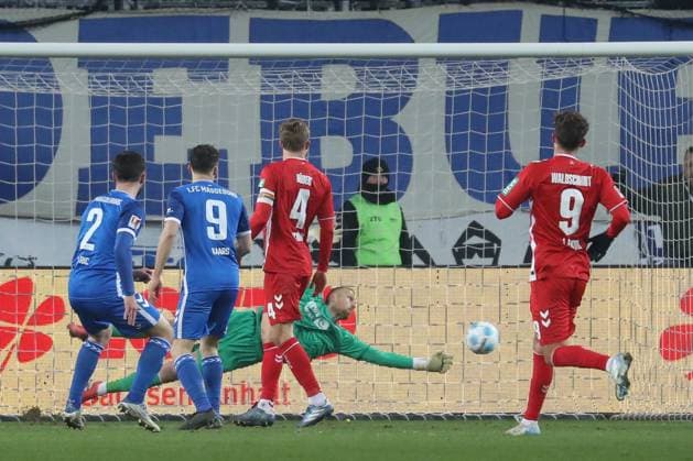 14 02 2025, xgox, Fussball 2 Bundesliga, 1 FC Magdeburg 1 FC Koeln emspor, v l Samuel Loric Magdeburg, 2 schiesst Tor, schießt, Torschuetze, erzielt Tor, Treffer, scores the goal 3 0 DFL DFB REGULATIONS PROHIBIT ANY USE OF PHOTOGRAPHS as IMAGE SEQUENCES and or QUASI VIDEO Magdeburg