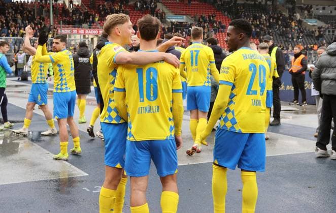 Eintracht BS vs SV Darmstadt 98 Braunschweig, 15 02 2025, Soccer, Season 24 25, 2 Bundesliga, 22 Matchday, Eintracht Braunschweig vs SV Darmstadt 98, Picture shows jubilation emotions at Eintracht after the final whistle with Julian Baas BTSV, 16 , Marvin Rittmüller BTSV, 18 and Richmond Tachie BTSV, 29 Braunschweig